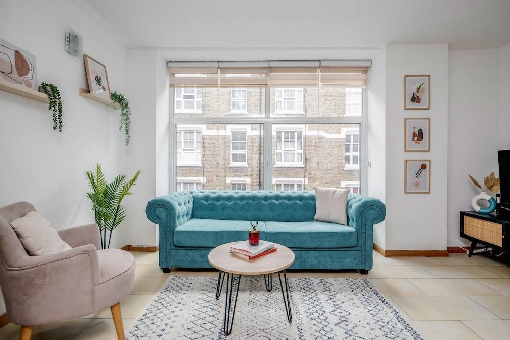 Central Holborn,lovely & bright with AC - Tap to explore photos