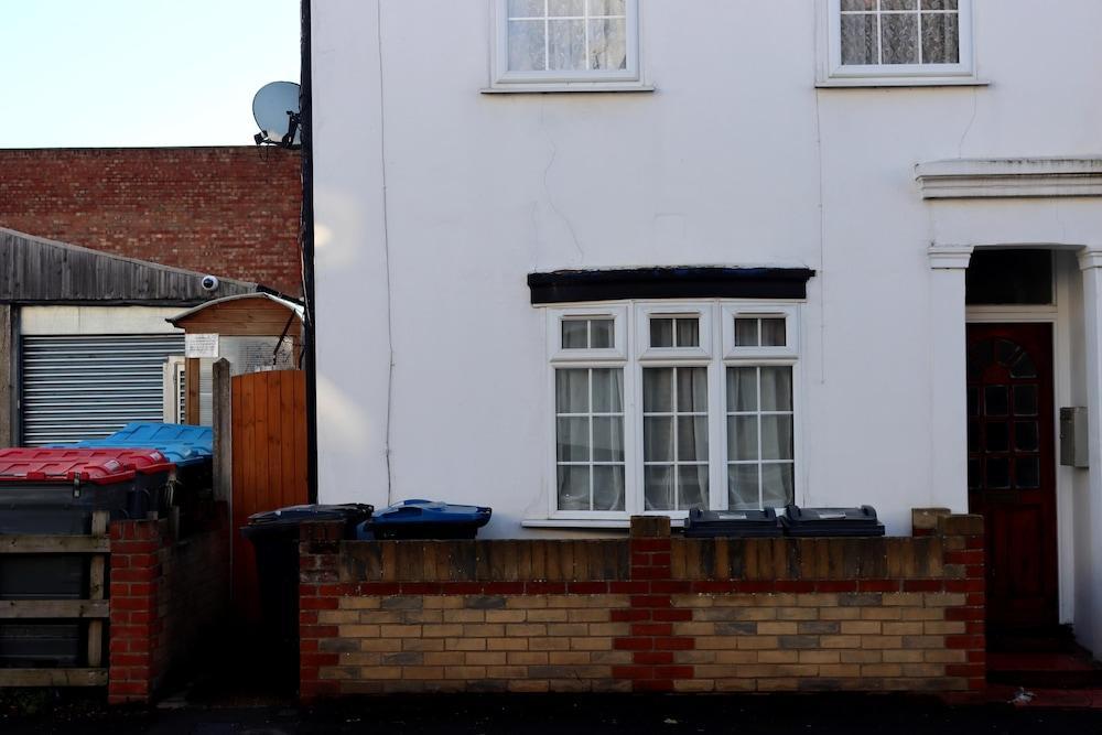 Cosy Entire 3-bed House With Garden and Fast Wifi - Tap to explore photos