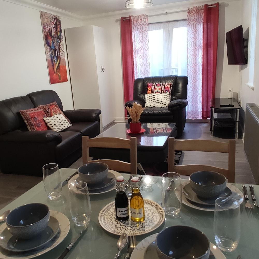 Charming and Stylish 2-bed Apart - London Dagenham - Tap to explore photos