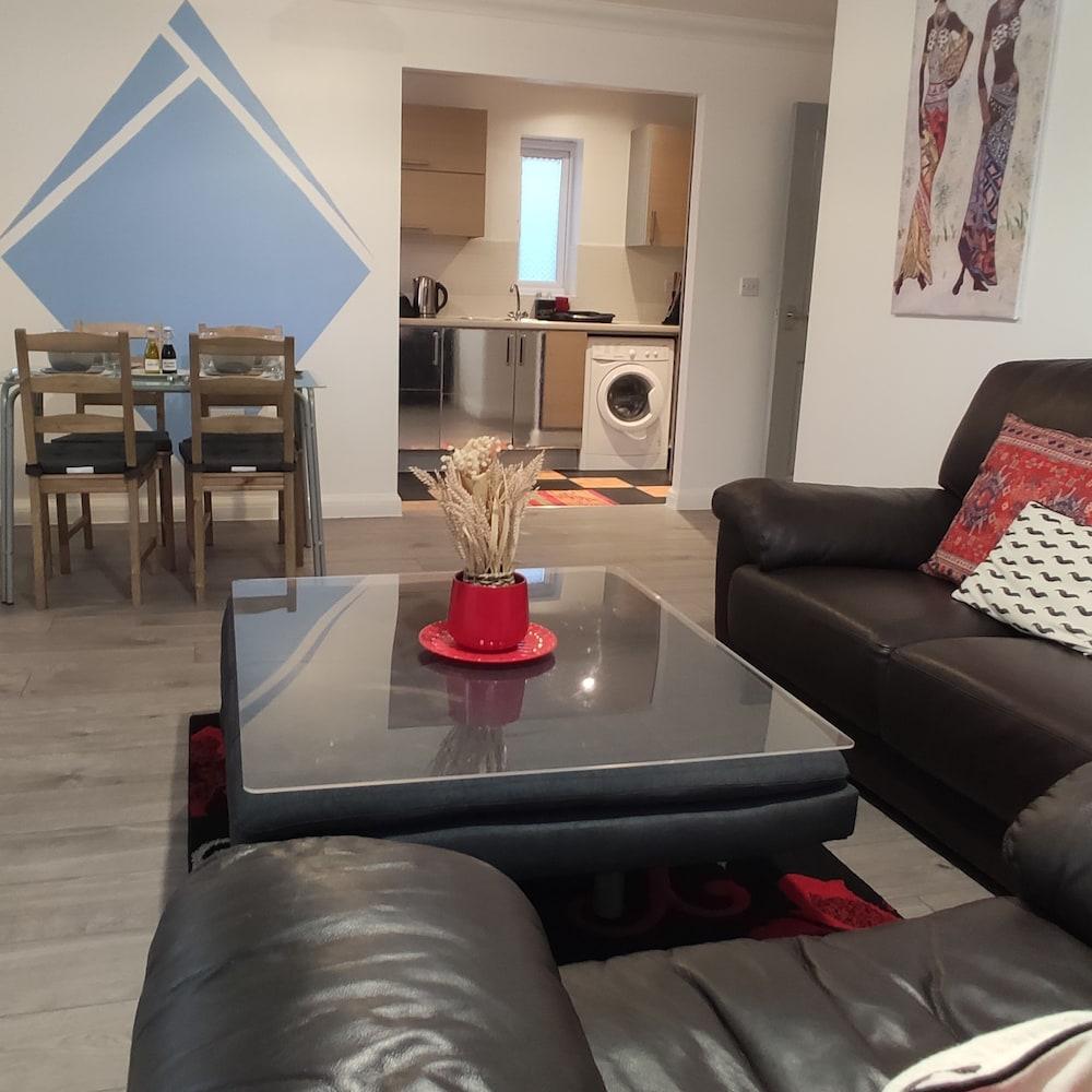 Charming and Stylish 2-bed Apart - London Dagenham - Tap to explore photos
