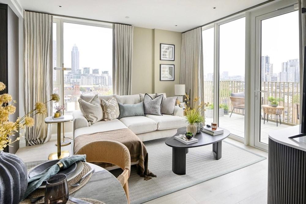 Designer Penthouse Panoramic Views London 2 Beds - Tap to explore photos