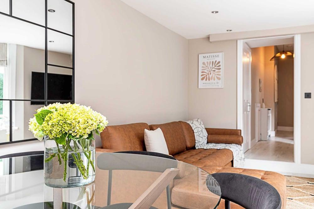 Luxurious 3 Bed Flat With Patio and Garden - Tap to explore photos