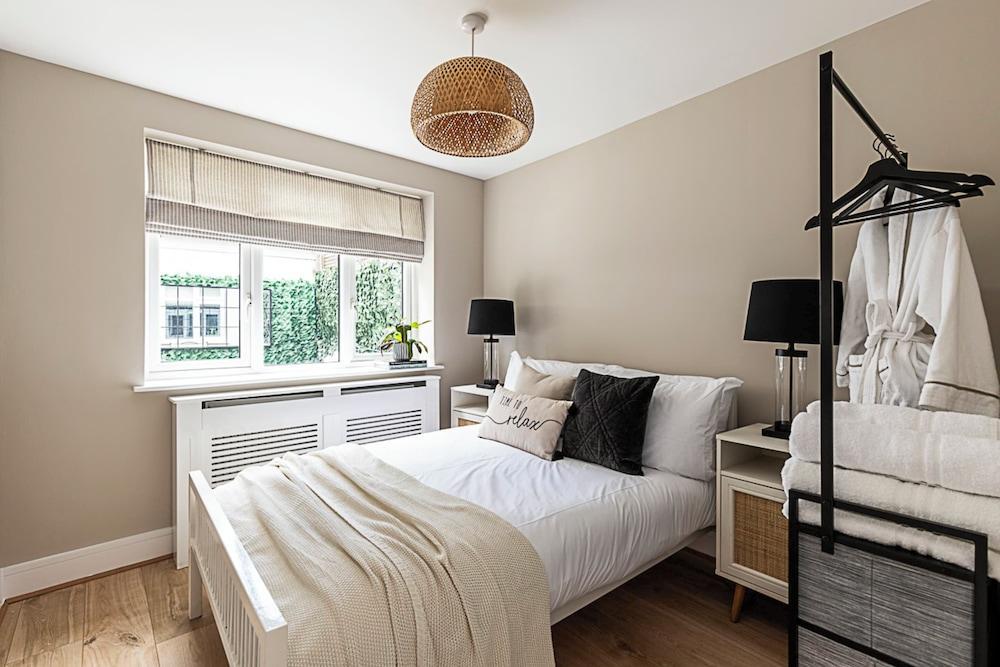 Luxurious 3 Bed Flat With Patio and Garden - Tap to explore photos