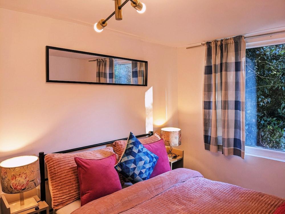 Small 1-bed Apartment in London - Tap to explore photos