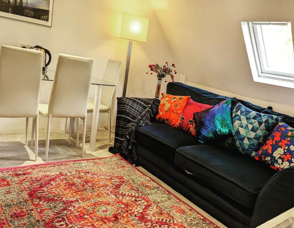Small 1-bed Apartment in London - Tap to explore photos