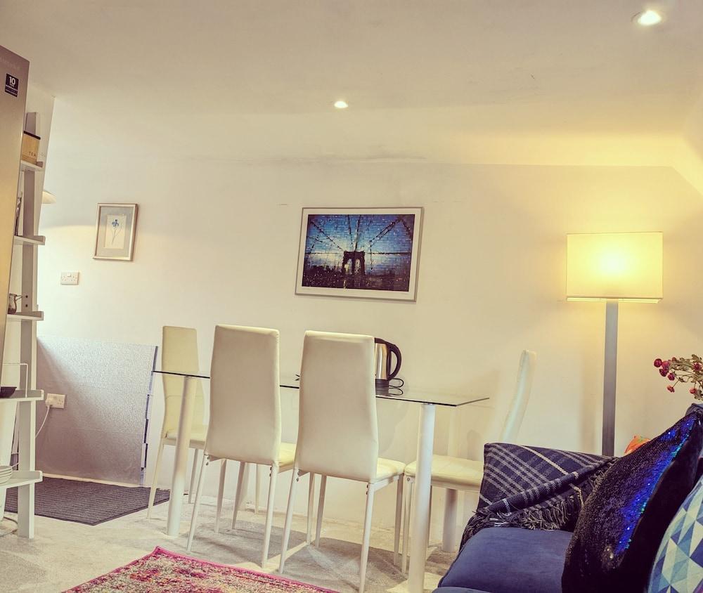 Small 1-bed Apartment in London - Tap to explore photos