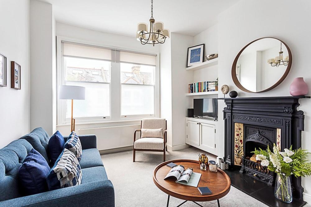 Chic 2-bed Flat in Leafy Clapham South - Tap to explore photos