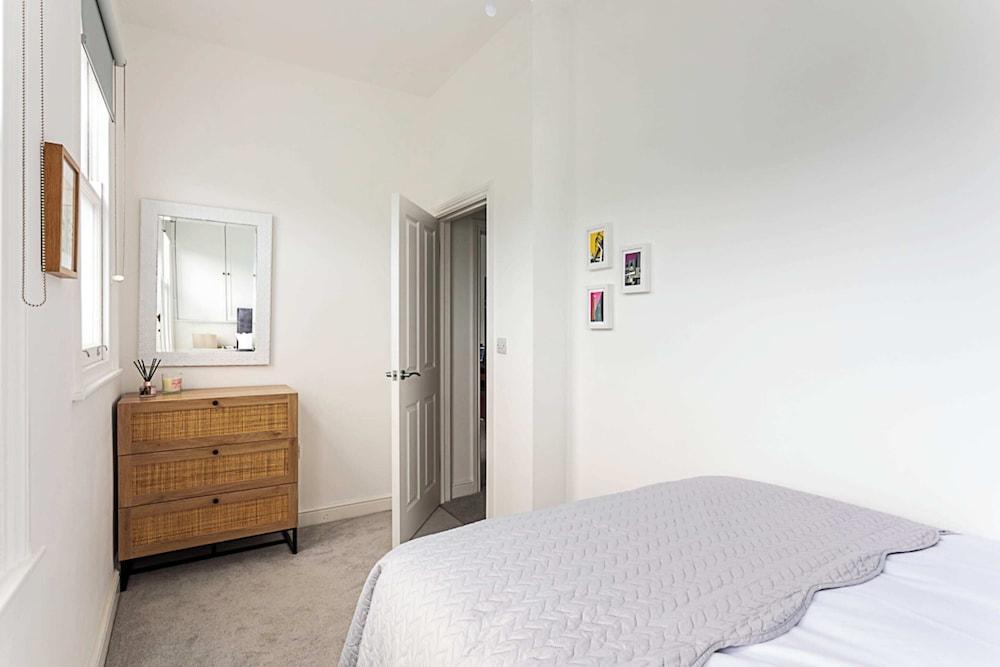 Chic 2-bed Flat in Leafy Clapham South - Tap to explore photos