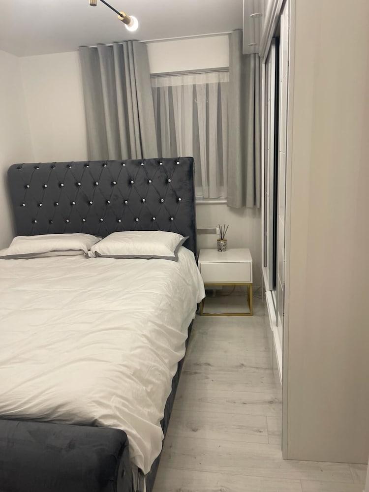 Deptford - 1 Bed - 1 Bathroom - Parking - Tap to explore photos