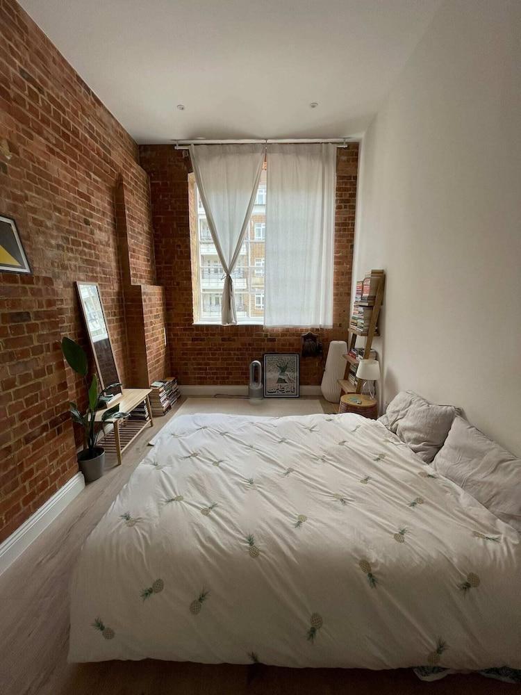 Industrial Chic 1BD Flat, Kennington Wifi - Tap to explore photos