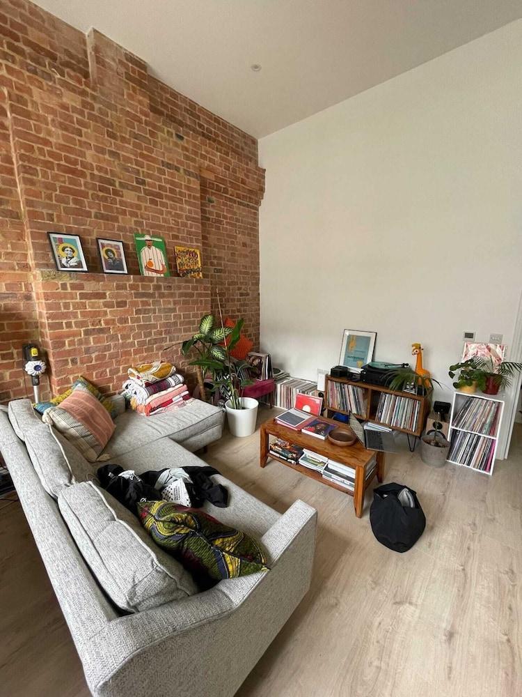 Industrial Chic 1BD Flat, Kennington Wifi - Tap to explore photos