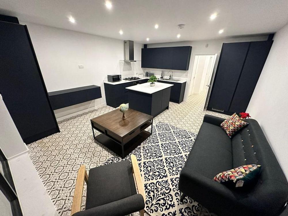 Immaculate 4-bed House Near City Airport - Tap to explore photos