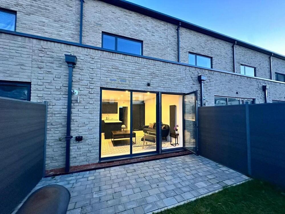 Immaculate 4-bed House Near City Airport - Tap to explore photos