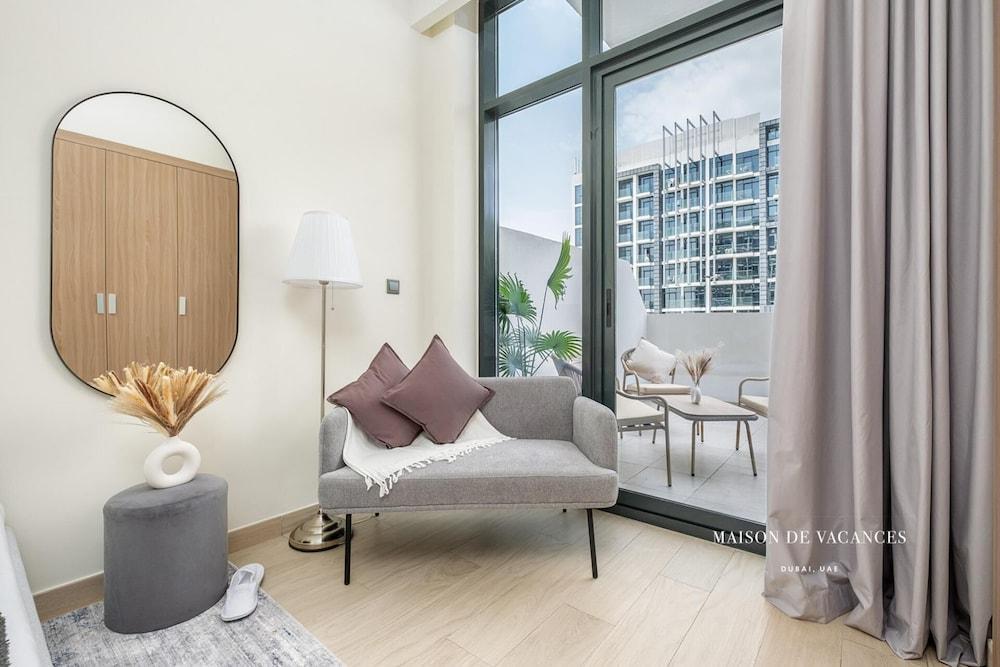 Large Balcony Studio 10 Minutes From Dubai Mall - Tap to explore photos