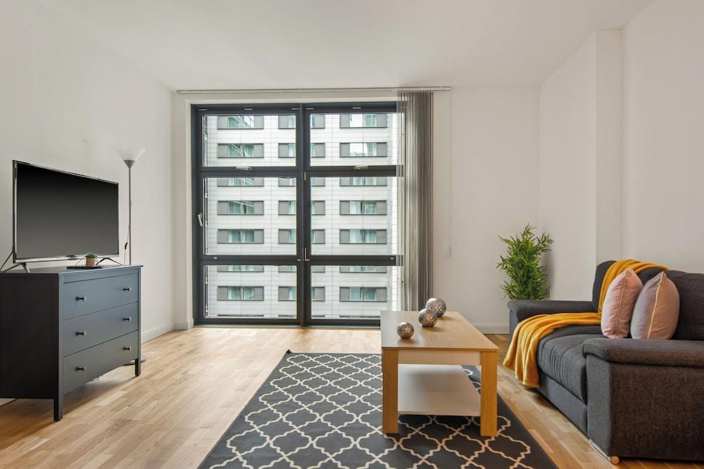 1 Bed South Quay Apartments Canary Wharf - Tap to explore photos