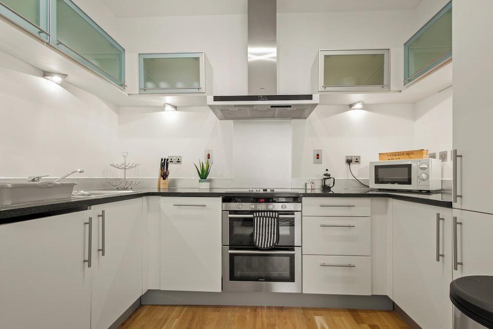 1 Bed South Quay Apartments Canary Wharf - Tap to explore photos