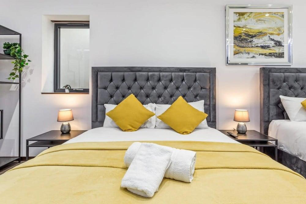 Luxury Studio Suite Near Euston Central London - Tap to explore photos