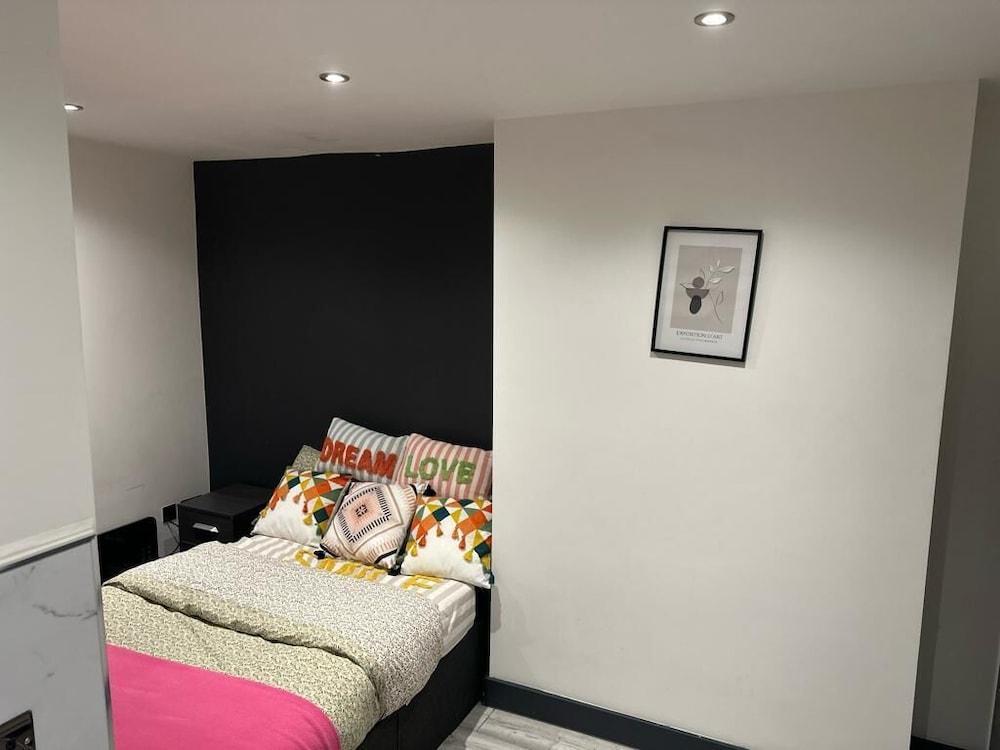 Impeccable 1-bed Studio in London - Tap to explore photos
