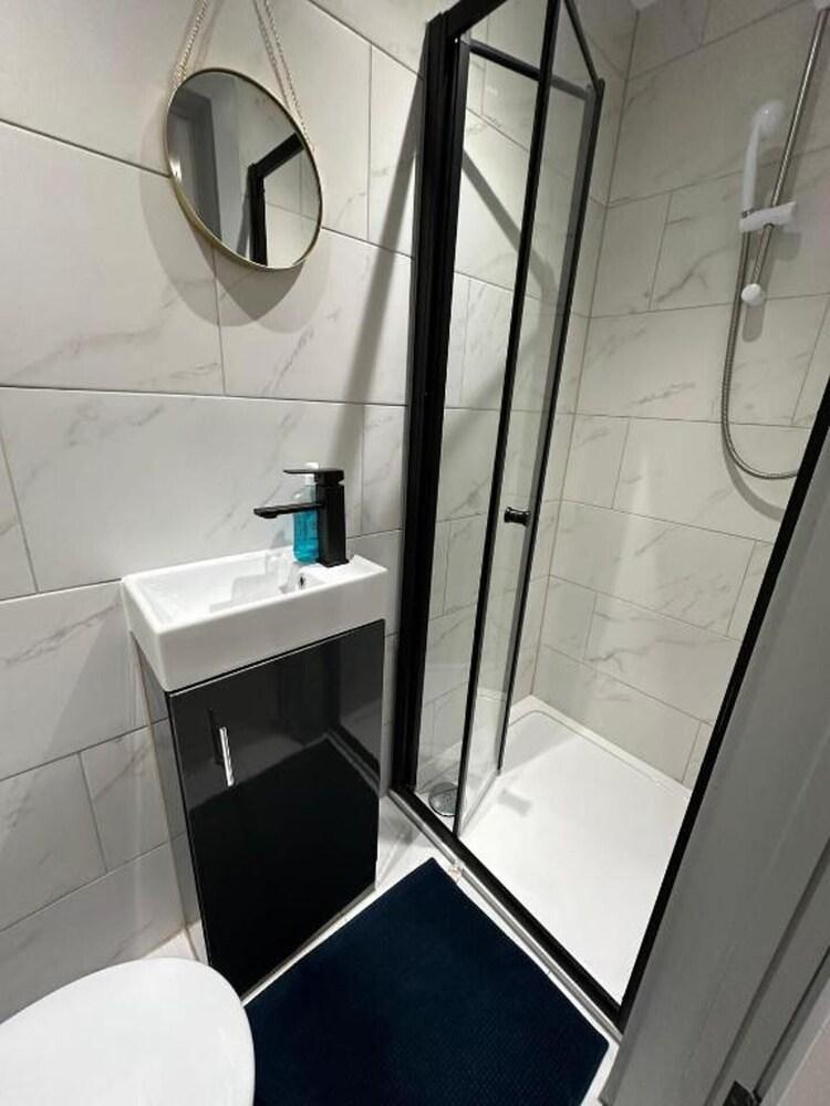 Stunning 1-bed Apartment in Lewisham Se14 - Tap to explore photos