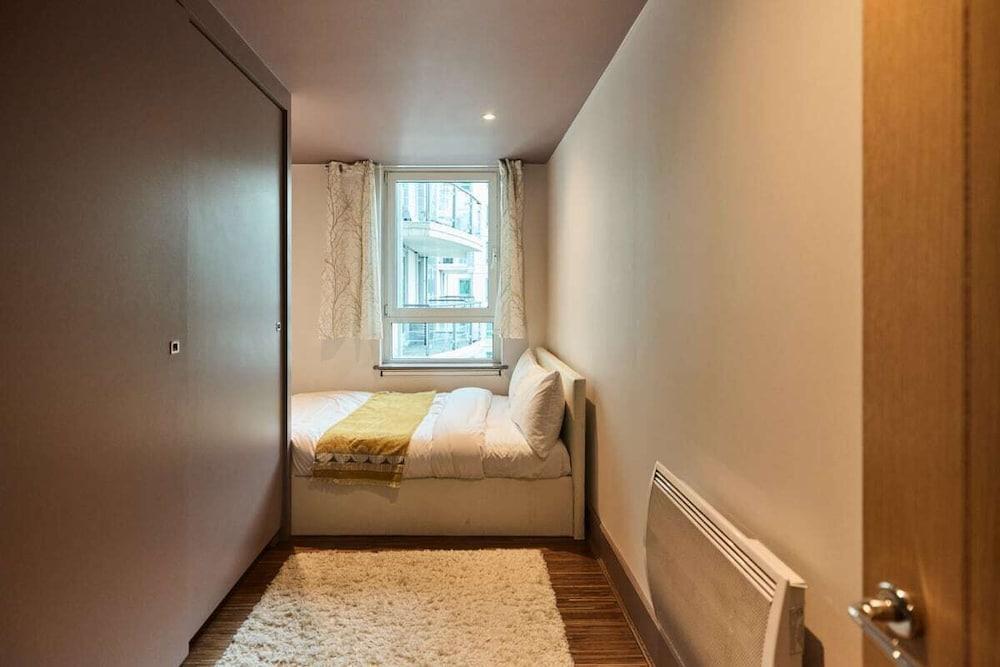 The Vauxhall Hideout - Comfy 2bdr Flat With Balcony - Tap to explore photos
