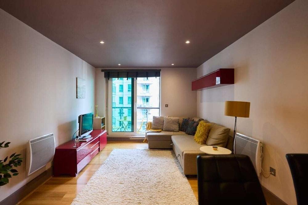 The Vauxhall Hideout - Comfy 2bdr Flat With Balcony - Tap to explore photos