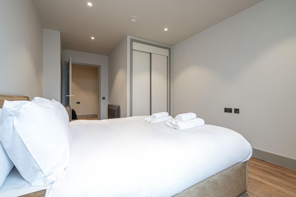 Chic Modern North London Flat - Tap to explore photos