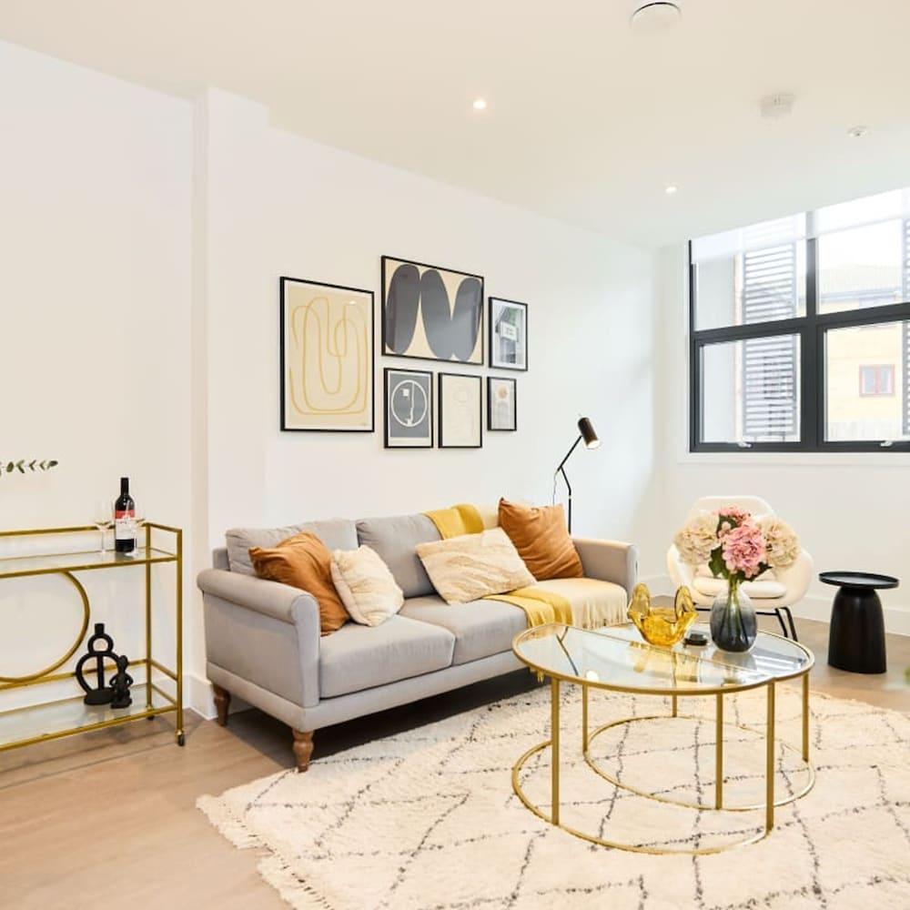 The Mitcham Scenery - Bright 1bdr Flat - Tap to explore photos