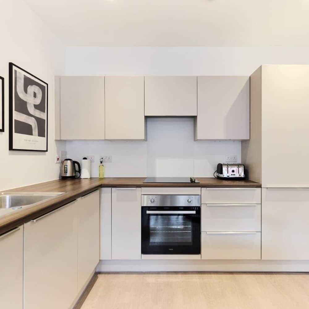 The Mitcham Scenery - Bright 1bdr Flat - Tap to explore photos