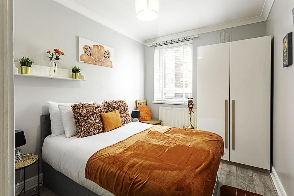 Chic High Spec Apartment Near Central London - Tap to explore photos