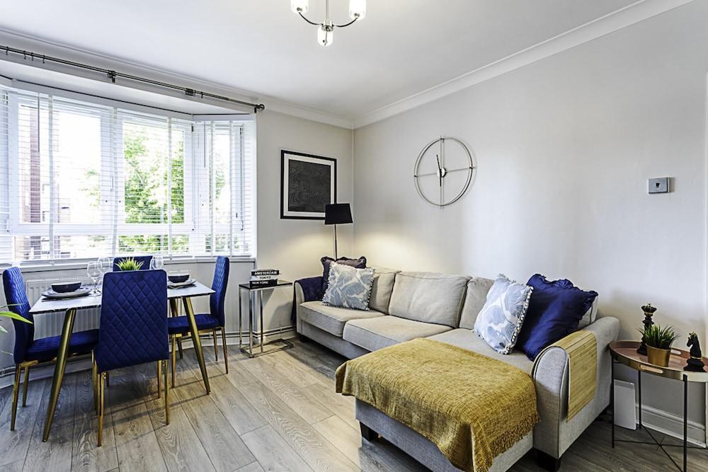 Chic High Spec Apartment Near Central London - Tap to explore photos