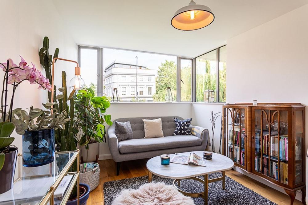 Modern Victoria Park Apartment - Tap to explore photos