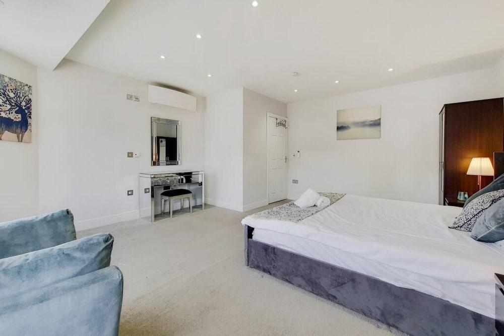 Lovely 2 Bedroom Apartment w AC off Baker Street - Tap to explore photos
