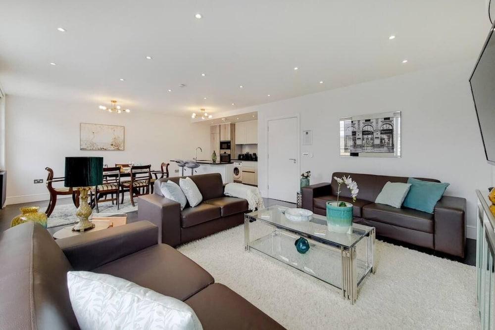 Lovely 2 Bedroom Apartment w AC off Baker Street - Tap to explore photos