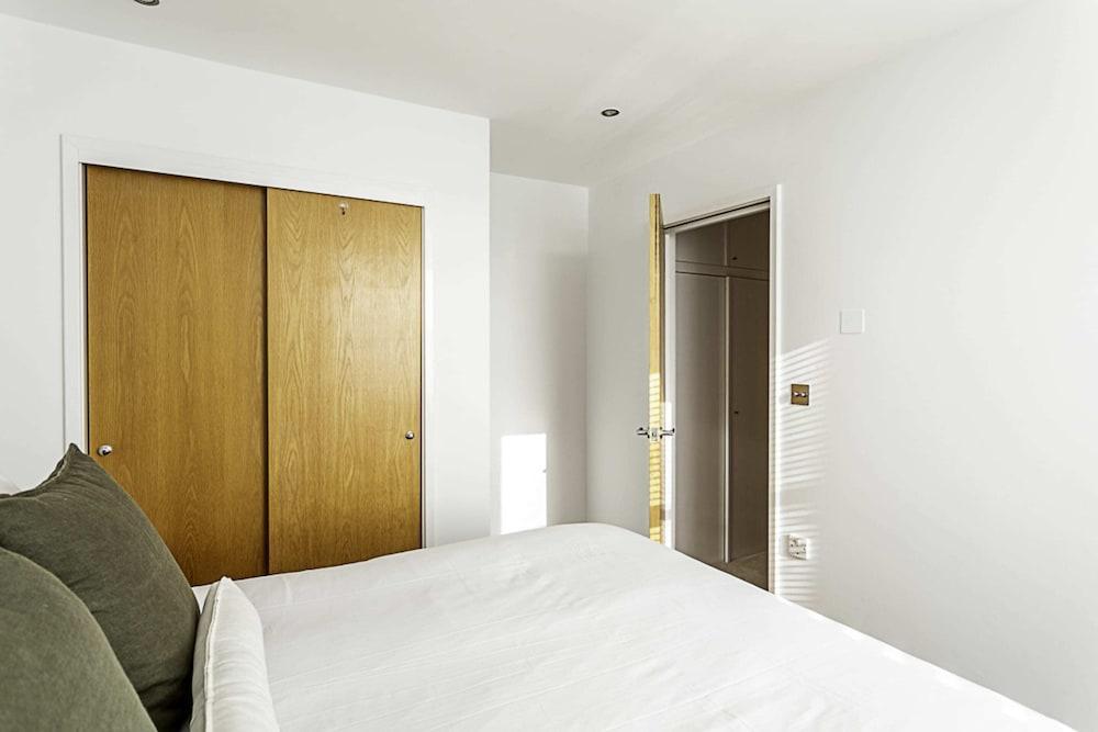 Elegant 3 bed Apartment in Earls Court - Tap to explore photos
