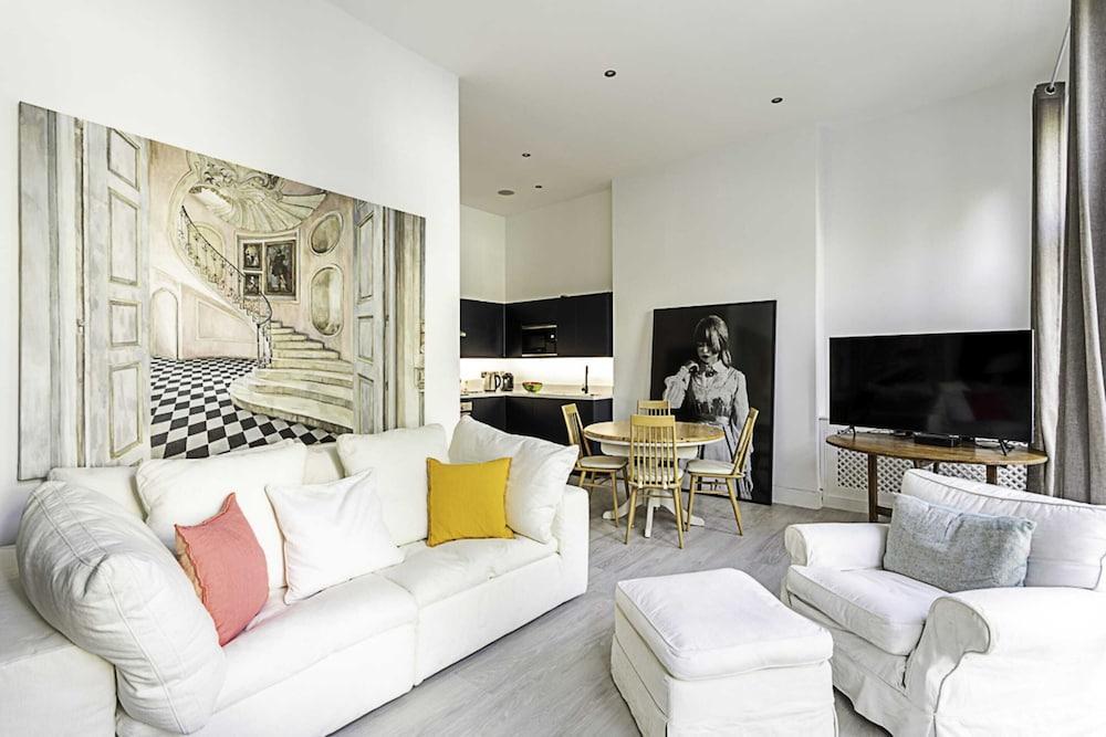 Elegant 3 bed Apartment in Earls Court - Tap to explore photos