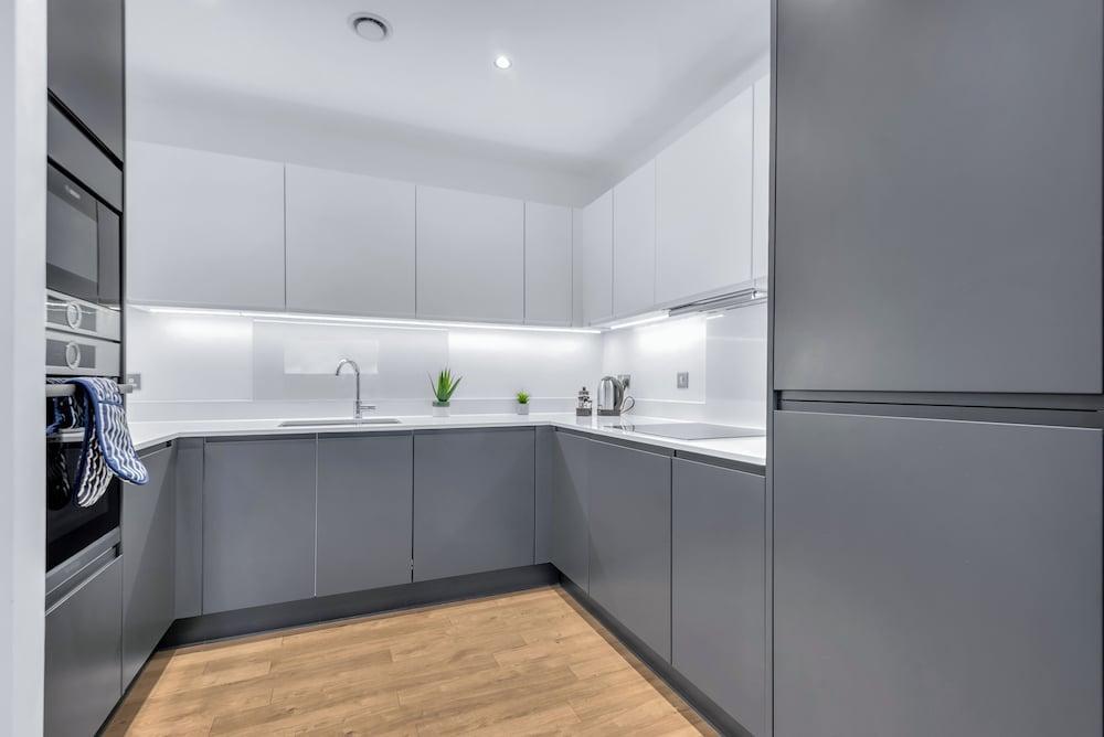 Two Bedroom Apartment in Hackney Wick - Tap to explore photos