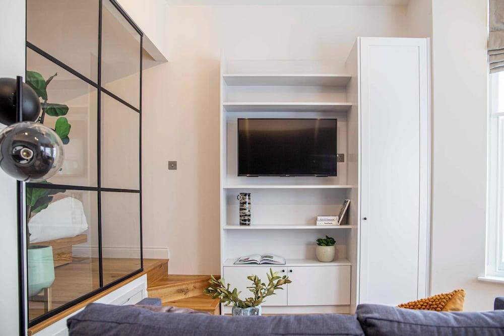Coleherne Road Residence III - Tap to explore photos