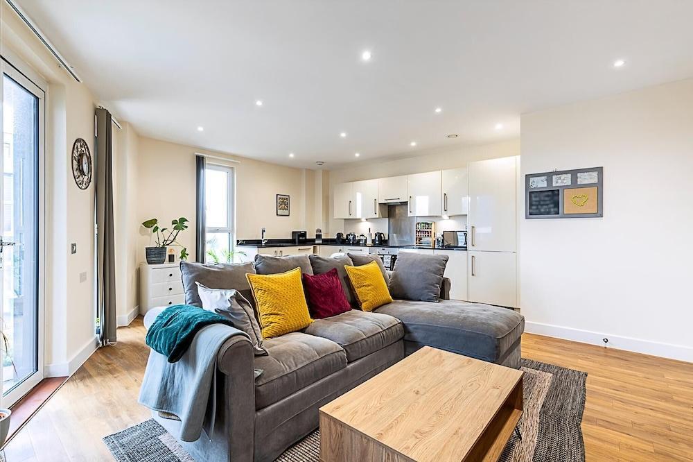 Vibrant London Canal Apartment - Tap to explore photos