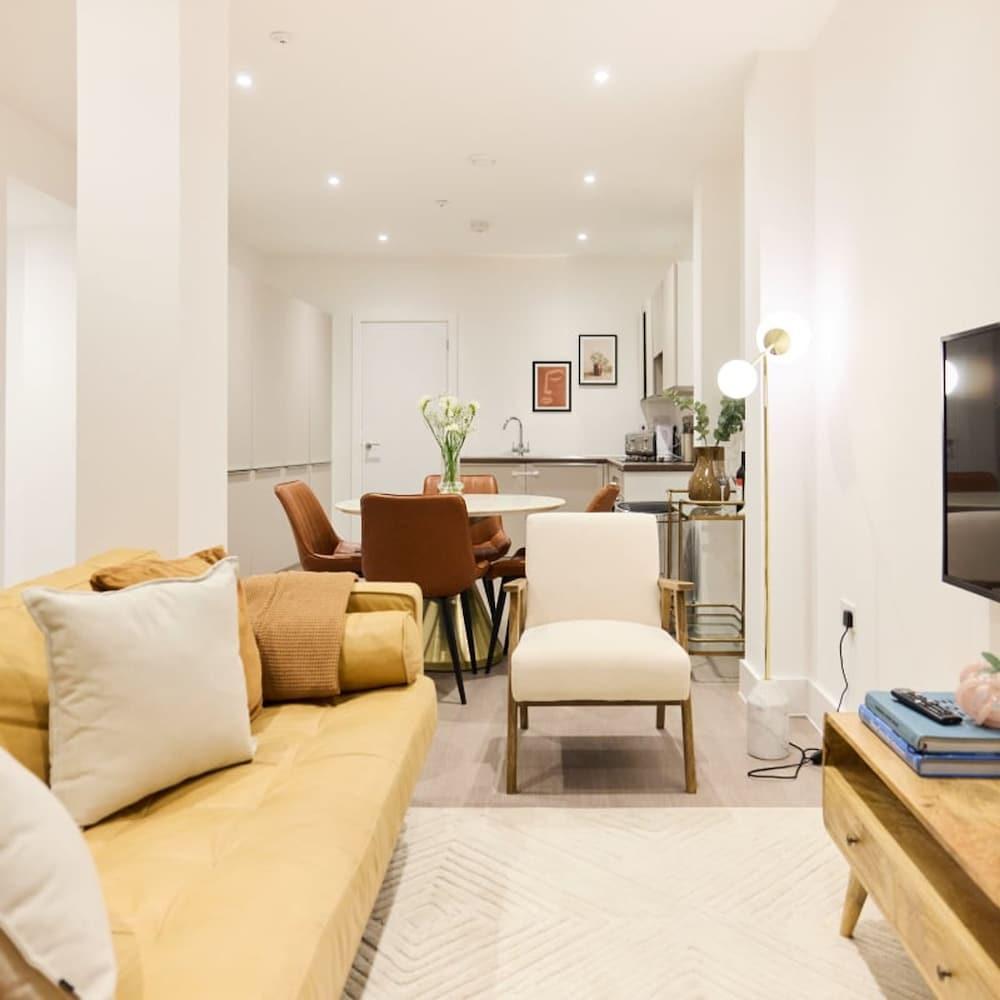 The Mitcham Wonder - Stylish 2bdr Flat - Tap to explore photos