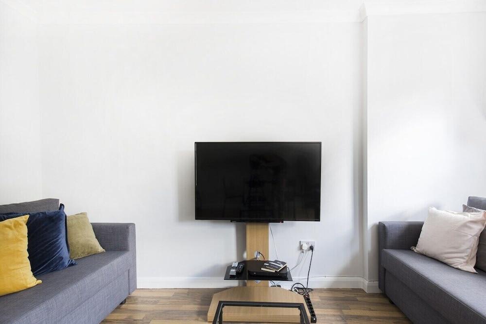 Fast Wifi Pet-friendly Sleeps 6 - Tap to explore photos