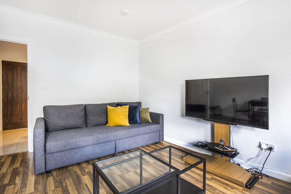 Fast Wifi Pet-friendly Sleeps 6 - Tap to explore photos