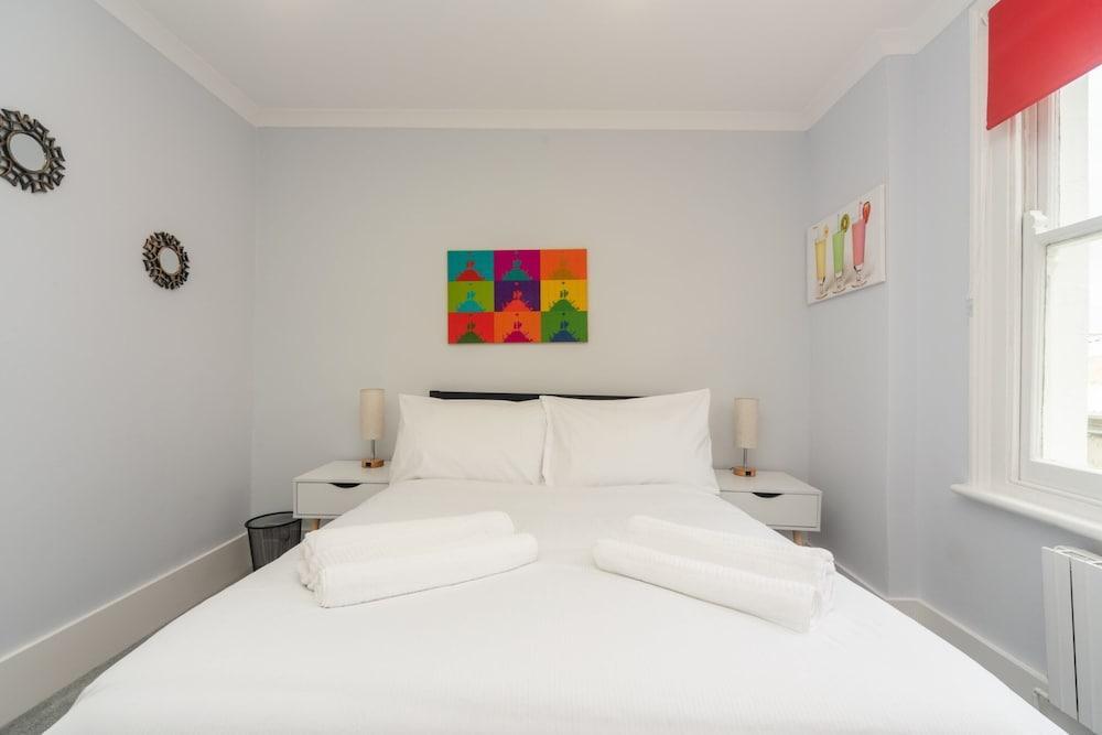 Clapham Art Apartment - Tap to explore photos