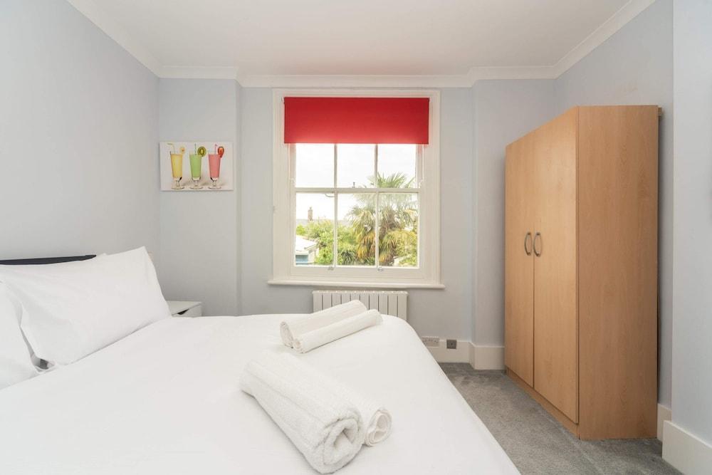 Clapham Art Apartment - Tap to explore photos