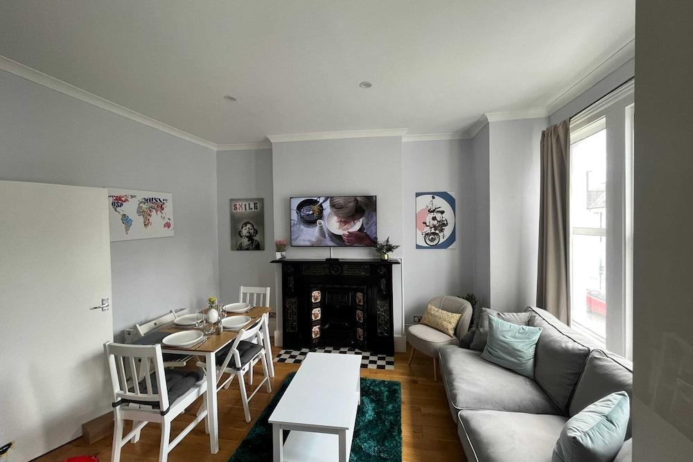 Clapham Art Apartment - Tap to explore photos