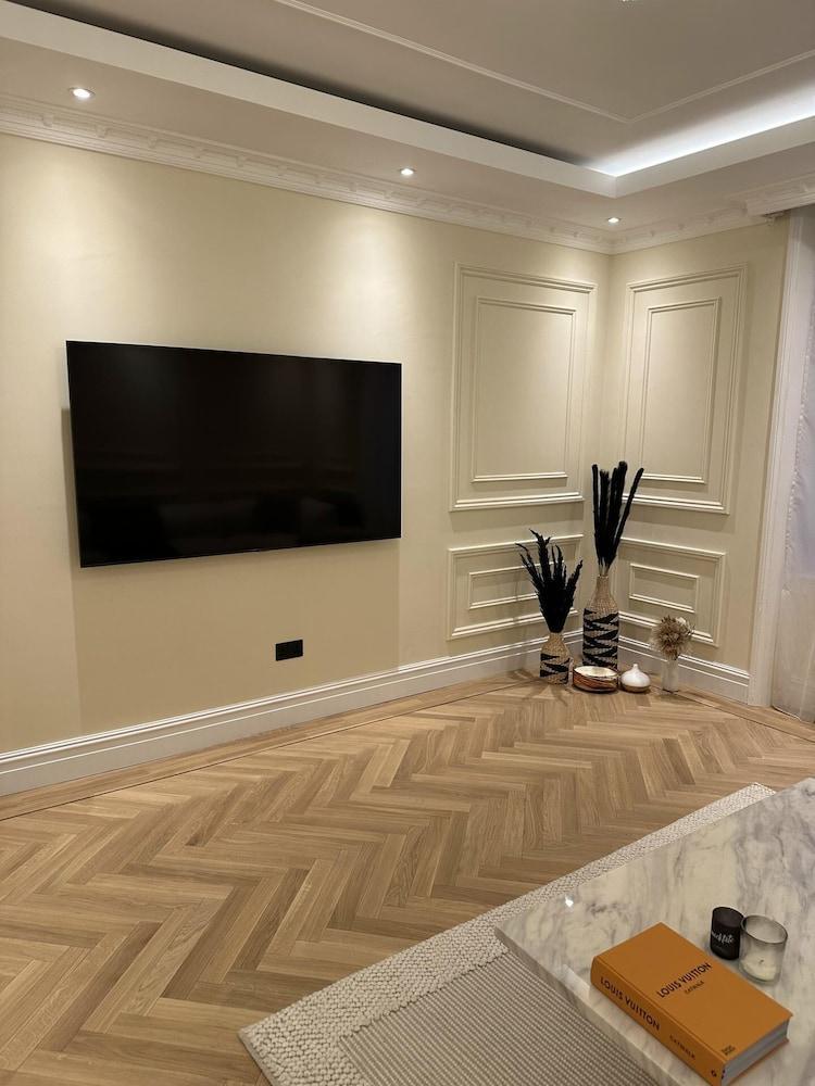 Luxury One-bedroom in Central London - Tap to explore photos
