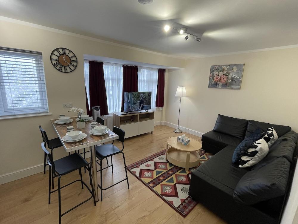 Spacious one Bedroom Apartment With Free Parking - Tap to explore photos