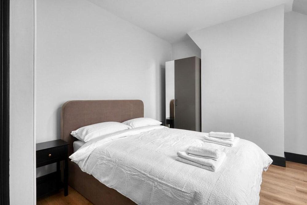 Luxury Studio Flat in London - Tap to explore photos