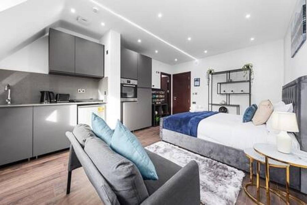 Stylish King Size Bed Studio Near Central London - Tap to explore photos