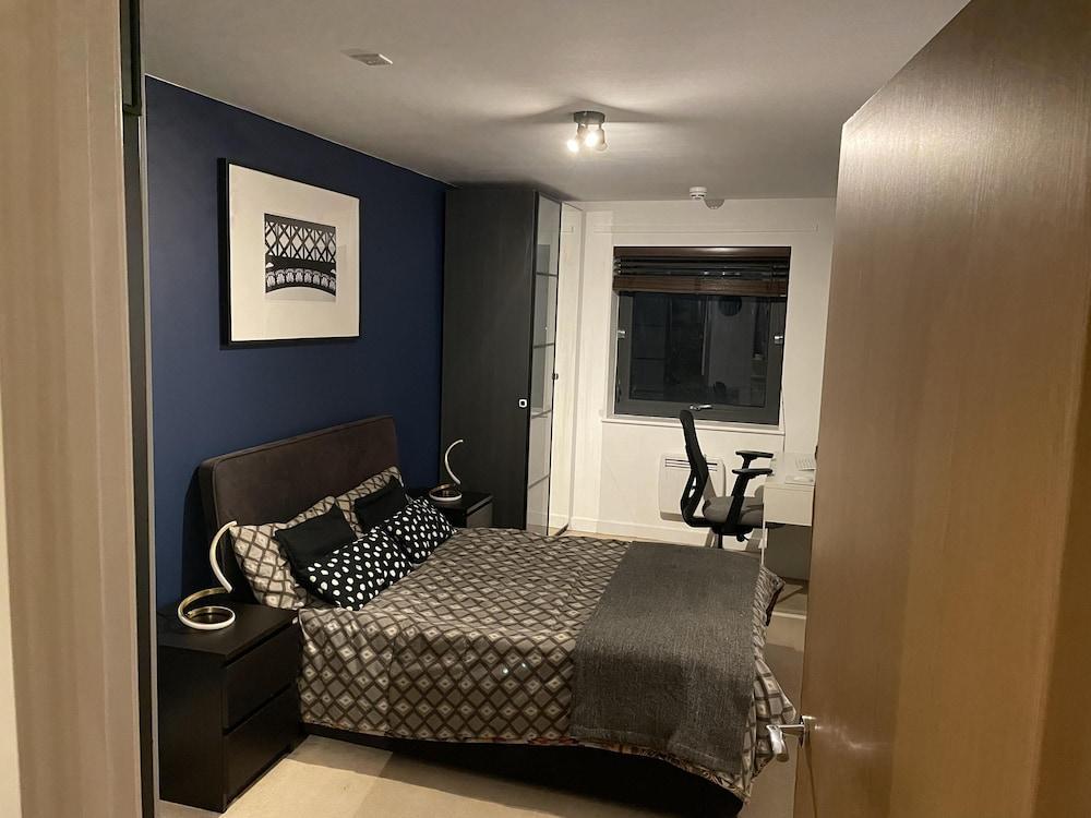Charming 2-bed Apartment in Bow, London - Tap to explore photos
