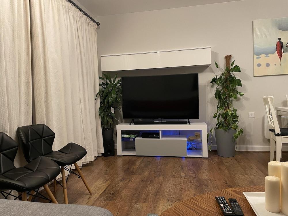 Charming 2-bed Apartment in Bow, London - Tap to explore photos